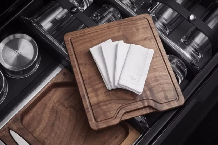 Tất nhiên, Rolls-Royce Cullinan vẫn sẽ có tùy chọn Viewing Suite như đã giới thiệu từ những ngày đầu ra mắt, tùy chọn này bao gồm 2 ghế ngồi quay mặt về phía sau và một bàn cocktail nhỏ ở giữa.