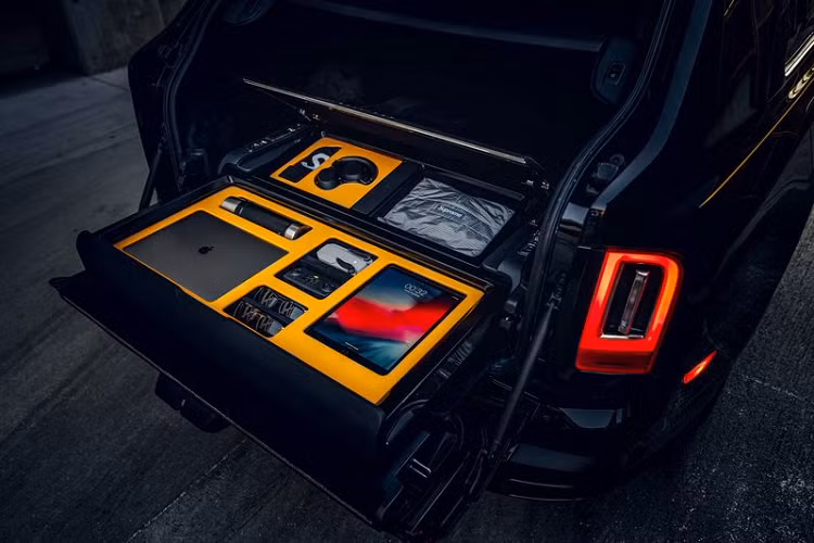 Vì vậy, không gian chứa đồ của Rolls-Royce Cullinan hạng sang (dài 2.245 mm và có dung tích 1.930 lít khi gập hàng ghế sau) hoàn toàn không bị ảnh hưởng.