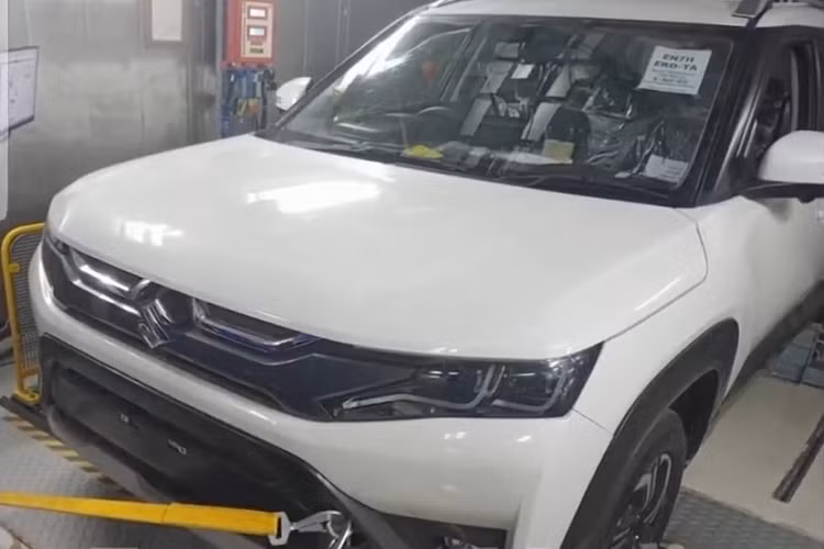 Hãng Suzuki có vẻ như đang trong giai đoạn vô cùng bận rộn khi liên tục phát triển phiên bản mới của hàng loạt mẫu xe. Sau Celerio 2022, những mẫu xe Suzuki thế hệ mới khác như Baleno, S-Cross và Alto đều đã bị rò rỉ hình ảnh. Đến nay, lại tới lượt Suzuki Vitara Brezza 2022 mới lộ diện qua hàng loạt "ảnh nóng" trước thời điểm ra mắt.