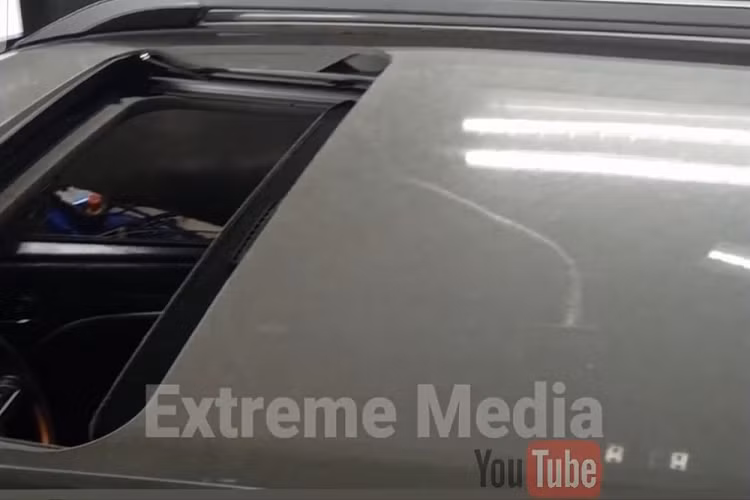 Theo tin đồn, Suzuki Vitara Brezza giá rẻ này sẽ bị bỏ từ "Vitara" trong tên gọi. Nguyên nhân là do ở thị trường ngoài Ấn Độ, hãng Suzuki hiện đang bán một mẫu SUV khác có tên Vitara với kích thước lớn hơn Brezza. Suzuki Vitara có thể sẽ được bán tại Ấn Độ trong tương lai nên có lẽ hãng không muốn người tiêu dùng nhầm lẫn giữa 2 mẫu SUV này.