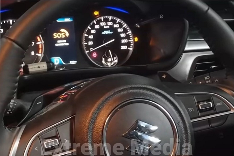 Ngoài việc thay đổi tên gọi, Suzuki Vitara Brezza 2022 còn được làm mới cả thiết kế ngoại thất. Hình ảnh rò rỉ cho thấy mẫu SUV cỡ nhỏ này được trang bị đầu xe mới với chắn bùn và nắp ca-pô khác biệt. Trong đó, nắp ca-pô trông phẳng hơn, gần như không có đường dập gân nào nhằm làm thiết kế vỏ sò trở nên nổi bật hơn.