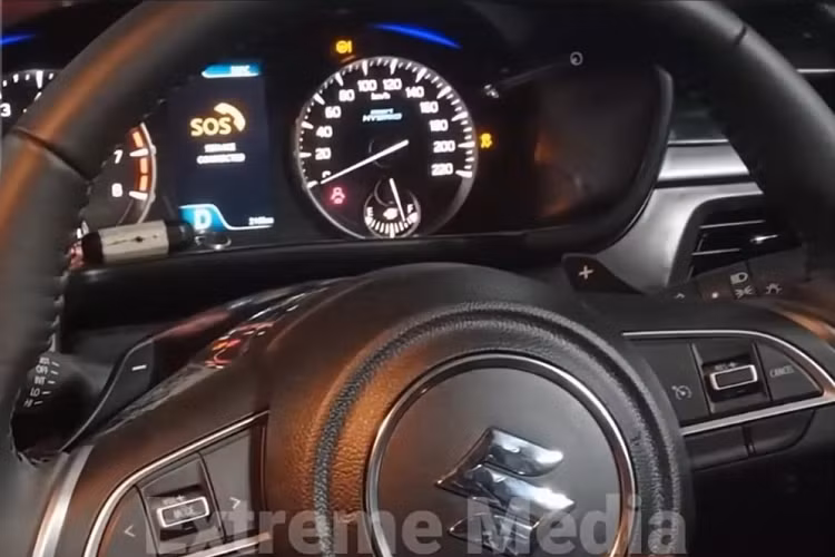 Ngoài việc thay đổi tên gọi, Suzuki Vitara Brezza 2022 còn được làm mới cả thiết kế ngoại thất. Hình ảnh rò rỉ cho thấy mẫu SUV cỡ nhỏ này được trang bị đầu xe mới với chắn bùn và nắp ca-pô khác biệt. Trong đó, nắp ca-pô trông phẳng hơn, gần như không có đường dập gân nào nhằm làm thiết kế vỏ sò trở nên nổi bật hơn.