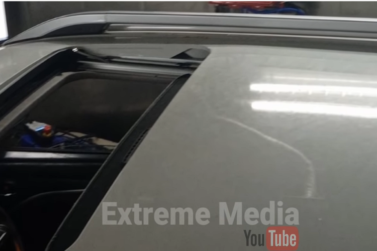 Hãng Suzuki chỉ bổ sung nẹp mới, bao quanh hốc bánh và cửa. Ngoài ra, mẫu SUV giá rẻ này còn có cửa sổ trời ở một số phiên bản. Đây là trang bị không hề xuất hiện trên Suzuki Vitara Brezza phiên bản cũ. Đằng sau, Suzuki Vitara Brezza 2022 được trang bị cụm đèn hậu ôm lấy hai góc đuôi xe, kéo dài vào cửa cốp mới. Nằm giữa 2 đèn hậu là tem chữ nổi "Brezza", đặt bên dưới logo của hãng Suzuki.