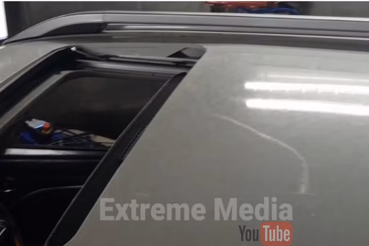 Hãng Suzuki chỉ bổ sung nẹp mới, bao quanh hốc bánh và cửa. Ngoài ra, mẫu SUV giá rẻ này còn có cửa sổ trời ở một số phiên bản. Đây là trang bị không hề xuất hiện trên Suzuki Vitara Brezza phiên bản cũ. Đằng sau, Suzuki Vitara Brezza 2022 được trang bị cụm đèn hậu ôm lấy hai góc đuôi xe, kéo dài vào cửa cốp mới. Nằm giữa 2 đèn hậu là tem chữ nổi "Brezza", đặt bên dưới logo của hãng Suzuki.