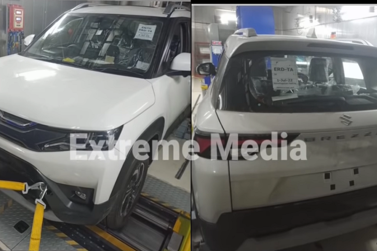 Trong khi đó, khung lắp biển số được dịch xuống bên dưới, gần cản sau hơn. Bên dưới cản sau còn có tấm ốp gầm giả màu bạc, mang đến vẻ hầm hố hơn cho xe. Bên trong mẫu SUV này xuất hiện không gian nội thất khá giống với Suzuki Baleno 2022, từ mặt táp-lô, bảng đồng hồ, vô lăng đến màn hình thông tin giải trí dạng cảm ứng nằm độc lập. Màn hình trung tâm của xe có kích thước lớn, hỗ trợ Apple CarPlay/Android Auto, hệ thống định vị và tính năng ra lệnh bằng giọng nói.