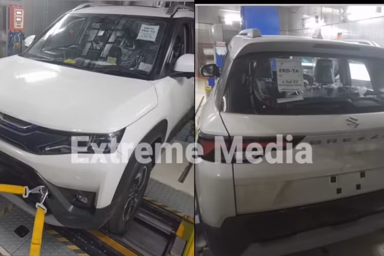 Trong khi đó, khung lắp biển số được dịch xuống bên dưới, gần cản sau hơn. Bên dưới cản sau còn có tấm ốp gầm giả màu bạc, mang đến vẻ hầm hố hơn cho xe. Bên trong mẫu SUV này xuất hiện không gian nội thất khá giống với Suzuki Baleno 2022, từ mặt táp-lô, bảng đồng hồ, vô lăng đến màn hình thông tin giải trí dạng cảm ứng nằm độc lập. Màn hình trung tâm của xe có kích thước lớn, hỗ trợ Apple CarPlay/Android Auto, hệ thống định vị và tính năng ra lệnh bằng giọng nói.