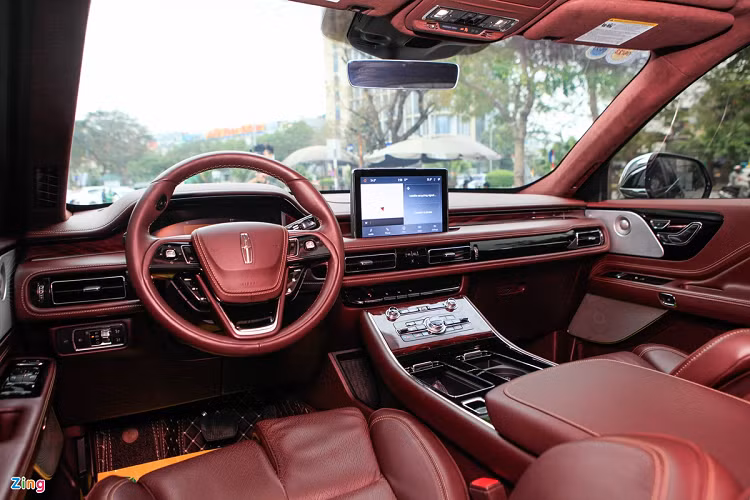 Nội thất Lincoln Aviator Black Label 2020 có chất lượng hoàn thiện tốt, gần như tất cả chi tiết đều được làm từ vật liệu cao cấp như da, da lộn và gỗ.