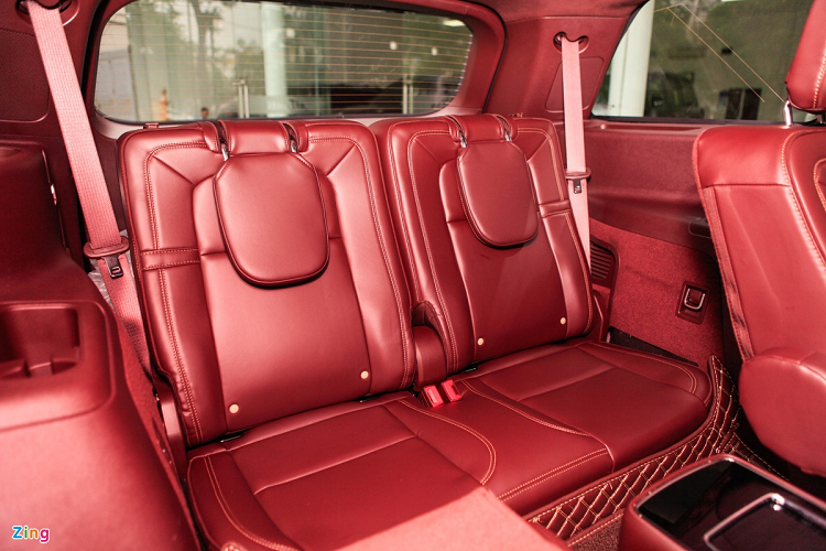 Chiếc Lincoln Aviator trong bài viết có cấu hình 2+2+3 chỗ ngồi. Ghế ở hàng thứ hai có bệ tì tay, trượt tiến/lùi, điều chỉnh được độ ngả lưng, tuy nhiên đây là ghế chỉnh cơ thay vì điện. Không gian hàng ghế thứ ba đủ rộng rãi với người cao dưới 1,7 m.