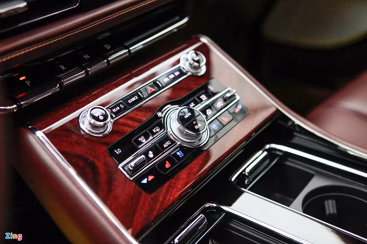 Xe được trang bị màn hình trung tâm 10 inch dùng hệ điều hành SYNC 3 của Ford, chuyển số bằng phím bấm, hệ thống nút điều khiển chức năng được bố trí gọn gàng, với các tiện nghi như điều hòa tự động, hàng ghế trước chỉnh điện đa hướng, tích hợp sưởi và làm mát.