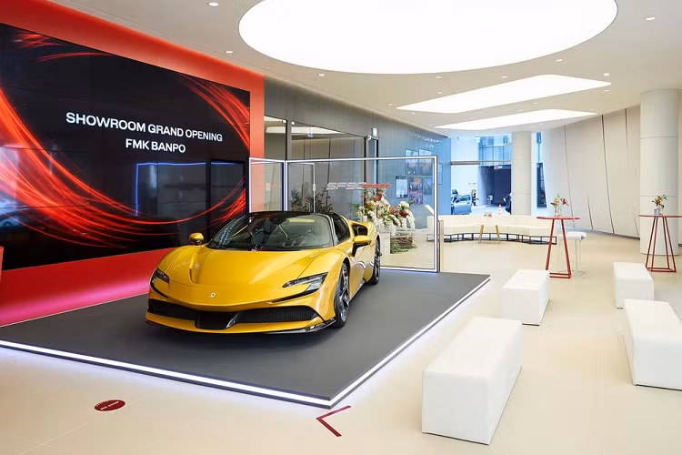  Siêu xe Ferrari SF90 mới nhất với 2 phiên bản là Coupe mang tên gọi là Ferrari SF90 Stradale và Ferrari SF90 Spider là phiên bản mui trần. Mới đây, phiên bản mui trần của Ferrari SF90 Stradale đã được ra mắt tại Hàn Quốc, xe thuộc diện trưng bày và chưa rõ khi nào chiếc xe Ferrari SF90 Spider đầu tiên sẽ được bán cho các khách hàng Hàn Quốc. Ferrari SF90 Spider có giá bán tại Mỹ khoảng 558.000 USD.