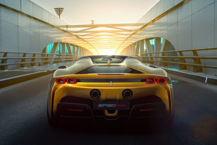 Ngoài ra, hãng siêu xe Ferrari cũng cung cấp một gói trang bị tùy chọn Assetto Fiorano dành cho SF90 Spider, bao gồm một bộ thanh giảm chấn Multimatic mà được tối ưu hóa để dùng trên đường đua.