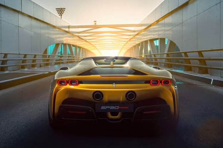 Ngoài ra, hãng siêu xe Ferrari cũng cung cấp một gói trang bị tùy chọn Assetto Fiorano dành cho SF90 Spider, bao gồm một bộ thanh giảm chấn Multimatic mà được tối ưu hóa để dùng trên đường đua.