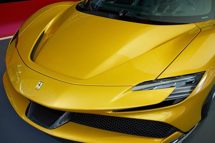 Do vậy, tổng trọng lượng không tải của siêu xe Ferrari SF90 Spider bây giờ là 1.670 kg. Công nghệ mui cứng thu vào mới nhất của Ferrari chỉ cần không gian thể tích 100 lít khi thu lại và nhẹ hơn 40 kg so với kiểu mui cứng thu vào thông thường nhờ sử dụng chất liệu nhôm. Nó cũng đi kèm với cửa sổ hậu điều chỉnh điện tử và cần chỉ 14 giây để vận hành.