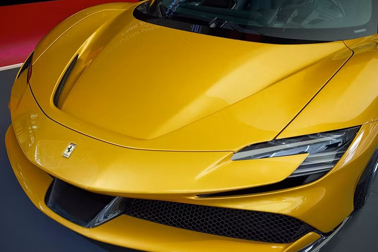 Do vậy, tổng trọng lượng không tải của siêu xe Ferrari SF90 Spider bây giờ là 1.670 kg. Công nghệ mui cứng thu vào mới nhất của Ferrari chỉ cần không gian thể tích 100 lít khi thu lại và nhẹ hơn 40 kg so với kiểu mui cứng thu vào thông thường nhờ sử dụng chất liệu nhôm. Nó cũng đi kèm với cửa sổ hậu điều chỉnh điện tử và cần chỉ 14 giây để vận hành.