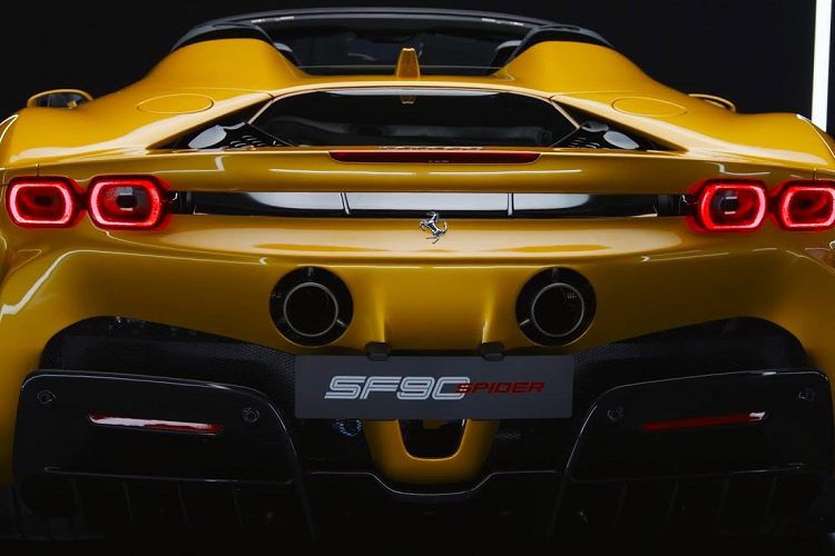 Assetto Fiorano còn giúp xe nhẹ đi 21 kg nhờ sử dụng nhiều chất liệu sợi carbon và titan trong thân vỏ, một cánh gió phía sau bằng sợi carbon và bộ lốp Michelin Pilot Sport Cup 2 bám đường hơn.