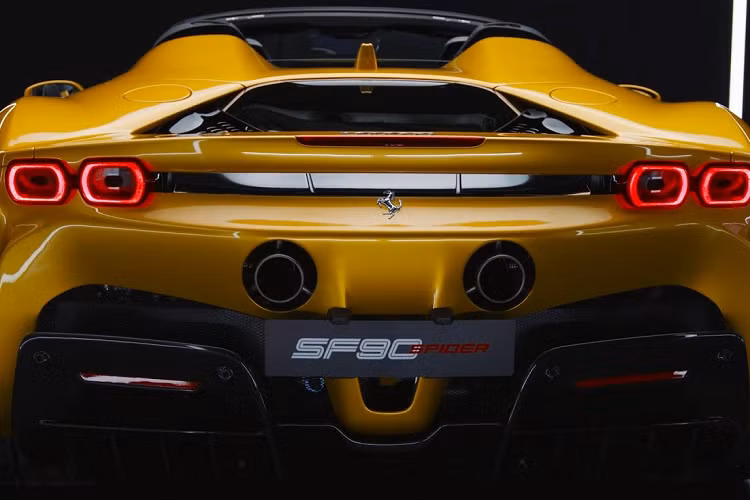 Assetto Fiorano còn giúp xe nhẹ đi 21 kg nhờ sử dụng nhiều chất liệu sợi carbon và titan trong thân vỏ, một cánh gió phía sau bằng sợi carbon và bộ lốp Michelin Pilot Sport Cup 2 bám đường hơn.