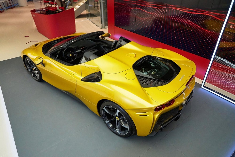 Ferrari SF90 Spider mui trần có trang bị cùng hệ dẫn động hybrid như phiên bản Ferrari SF90 Stradale, điều này đồng nghĩa mẫu xe mui trần cũng mang tổng công suất lên 1.000 mã lực và 900 Nm mô-men xoắn cực đại. Công suất đáng ngưỡng mộ này đến từ sự kết hợp của một động cơ tăng áp kép V8 sản sinh 780 mã lực với 3 mô tơ điện bổ sung thêm 220 mã lực.