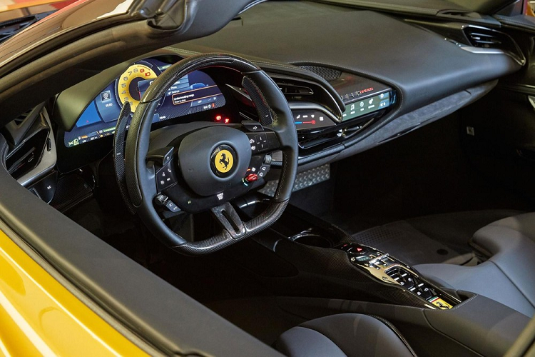 Ferrari khẳng định rằng siêu xe mui trần SF90 Spider cũng nhanh như SF90 Stradale khi chỉ mất thời gian 2,5 giây để tăng tốc từ vị trí xuất phát lên 100 km/h, và chỉ 7 giây để đua nước rút từ 0-200 km/h, trong khi tốc độ tối đa là 340 km/h. Biến đổi Ferrari SF90 trở thành một chiếc mui trần đã khiến xe nặng hơn 100 kg vì phụ tùng gia cố khung thân vỏ cần thiết và cả cơ chế thu mui đặc biệt.