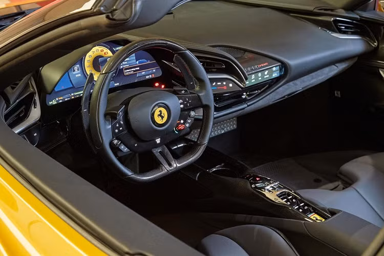 Ferrari khẳng định rằng siêu xe mui trần SF90 Spider cũng nhanh như SF90 Stradale khi chỉ mất thời gian 2,5 giây để tăng tốc từ vị trí xuất phát lên 100 km/h, và chỉ 7 giây để đua nước rút từ 0-200 km/h, trong khi tốc độ tối đa là 340 km/h. Biến đổi Ferrari SF90 trở thành một chiếc mui trần đã khiến xe nặng hơn 100 kg vì phụ tùng gia cố khung thân vỏ cần thiết và cả cơ chế thu mui đặc biệt.