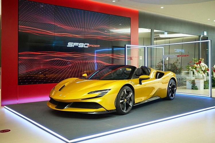 Ferrari nói rằng họ đã dịch chuyển khoang lái tiến lên phía trước một chút so với Stradale, nóc xe cũng được hạ thấp 20 mm, và tạo cột A mỏng hơn cộng thêm khiến kính chắn gió thêm dốc hơn.