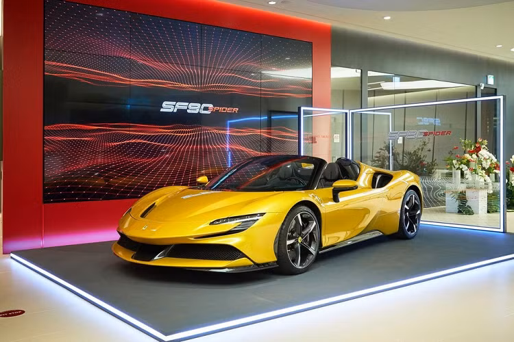 Ferrari nói rằng họ đã dịch chuyển khoang lái tiến lên phía trước một chút so với Stradale, nóc xe cũng được hạ thấp 20 mm, và tạo cột A mỏng hơn cộng thêm khiến kính chắn gió thêm dốc hơn.