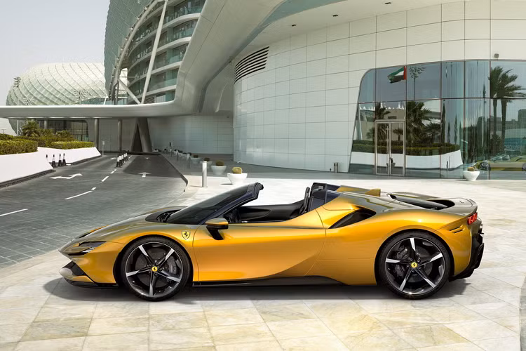 Nội thất của phiên bản Spider vẫn giống với Stradale, đồng nghĩa nó vẫn có bảng đồng hồ kỹ thuật số màn HD cong cỡ 16 inch nổi bật với khả năng hiển thị nhiều thông tin và tùy chọn cá nhân hóa. Ngoài ra, nội thất xe còn có trang bị tính năng HUD và hệ thống điều khiển cảm ứng mới nhất của Ferrari trên vô lăng và mặt táp lô