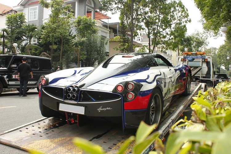 Cung cấp sức mạnh cho Pagani Huayra là khối động cơ V12 tăng áp kép 6.0L công suất sản sinh đạt 730 mã lực và mô-men xoắn cực đại 1.000Nm. Nhờ đó, Huayra có thể dễ dàng tăng tốc từ 0 - 100 km/h chỉ trong 2,8 giây trước khi chạm ngưỡng 383 km/h.