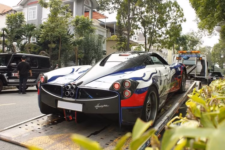 Cung cấp sức mạnh cho Pagani Huayra là khối động cơ V12 tăng áp kép 6.0L công suất sản sinh đạt 730 mã lực và mô-men xoắn cực đại 1.000Nm. Nhờ đó, Huayra có thể dễ dàng tăng tốc từ 0 - 100 km/h chỉ trong 2,8 giây trước khi chạm ngưỡng 383 km/h.