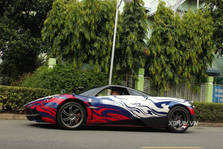 Hiện tại, chiếc Pagani Huayra của Minh Nhựa mang trên mình bộ cánh 3 tông màu đỏ - trắng - xanh dương, tương ứng với màu logo của công ty nhựa Long Thành. Cách làm đẹp này đã giúp "thần gió" càng trở nên độc đáo và nổi bật hơn nữa.