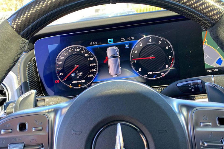 Vô lăng của xe thiết kế dạng 4 chấu kim loại mạ crome, bọc da cao cấp. Màn hình hiển thị thông tin dạng số hoá cho chất luợng hiển thị tối ưu. Logo AMG gắn ở dưới vô lăng. Xe còn được trang bị màn hình đôi Widescreen Cockpit 12.3 inch, lỗ thông gió điều hoà kiểu tuabin, hệ thống đèn viền nội thất 64 tùy chọn màu sắc.