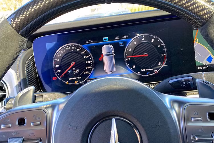 Vô lăng của xe thiết kế dạng 4 chấu kim loại mạ crome, bọc da cao cấp. Màn hình hiển thị thông tin dạng số hoá cho chất luợng hiển thị tối ưu. Logo AMG gắn ở dưới vô lăng. Xe còn được trang bị màn hình đôi Widescreen Cockpit 12.3 inch, lỗ thông gió điều hoà kiểu tuabin, hệ thống đèn viền nội thất 64 tùy chọn màu sắc.