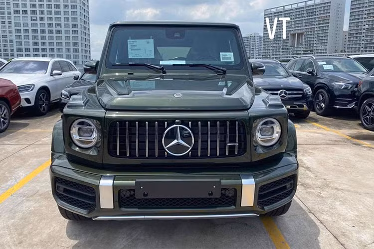 Mercedes-AMG G63 thế hệ mới sở hữu khối động cơ xăng V8, tăng áp kép, dung tích 4.0 lít mới nhất. Động cơ này tạo ra công suất tối đa 585 mã lực tại tua máy 6.000 vòng/phút và mô-men xoắn cực đại 850 Nm tại dải tua máy 2.500 - 3.500 vòng/phút. Sức mạnh được truyền tới cả 4 bánh thông qua hộp số tự động AMG Speedshift Plus 9 cấp.
