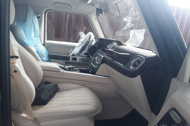 Số lượng dòng xe SUV hạng sang Mercedes-AMG G63 mang ngoại thất màu xanh Jade Green không quá 8 chiếc tại Việt Nam. Đây là bộ áo được đánh giá rất chất khi khoác lên mình mẫu xe được mệnh danh là "ông vua địa hình".