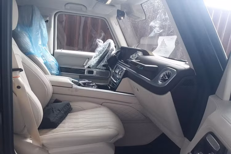 Số lượng dòng xe SUV hạng sang Mercedes-AMG G63 mang ngoại thất màu xanh Jade Green không quá 8 chiếc tại Việt Nam. Đây là bộ áo được đánh giá rất chất khi khoác lên mình mẫu xe được mệnh danh là "ông vua địa hình".