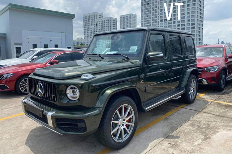 Mức giá xe Mercedes-AMG G63 2021 chính hãng đang được bán ra tại Việt Nam là 10,95 tỷ đồng, trong khi đó, giá xe Mercedes-AMG G63 thuộc diện không chính hãng dao động trên 11,8 tỷ đồng.