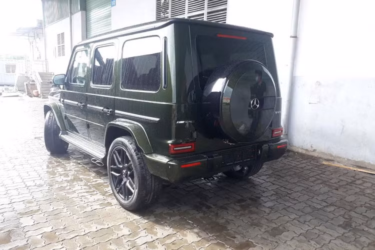 Hiện các công ty nhập khẩu tư nhân vẫn chăm chỉ nhập Mercedes-AMG G63 về nước để phục vụ các đại gia Việt, trong đó, gần đây nhất là màn khui công 1 chiếc xe Mercedes-AMG G63 mang màu China Blue thứ 2 tại dải đất hình chữ S cùng với Mercedes-AMG G63 màu xanh quân đội rất đẹp mắt.