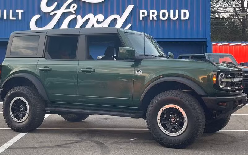 Nếu vẫn kiên quyết mua Ford Bronco Edition và có điều kiện tại chính, người dùng có thể tham khảo chiếc mua lại chiếc Ford Bronco First Edition sắp được lắp ráp vào tháng 11 với giá bán lên đến 165.000 USD (3,75 tỷ đồng). Người đăng bán cho biết chiếc Bronco này đã được trang bị khá đầy đủ các "options" cần thiết với tổng trị giá cả xe là 72.558 USD (1,65 tỷ đồng). Nói cách khác người bán xe sẽ kiếm lời khoảng 90.000 USD (2 tỷ đồng) nếu thực sự có một khách hàng rất nóng ruột mua xe và xuống tiền ngay lập tức.