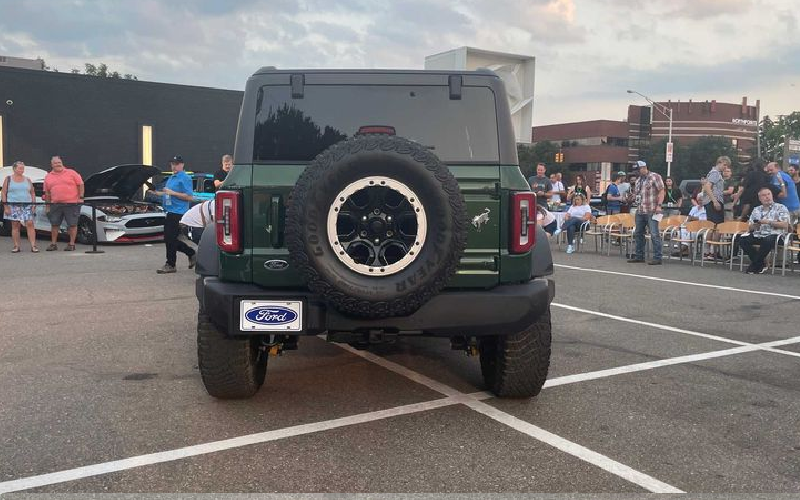 Nhìn thấy món lợi này, nhiều đại lý cũng đã sử dụng chiều trò bỏ qua khách đã đặt cọc xe trước để bán cho khách lẻ với giá cao hơn.