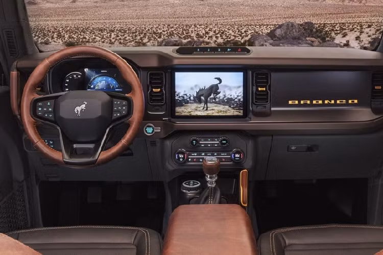 Theo Ford, mẫu SUV ăn khách Bronco có giá rẻ nhất ở mức 29.995 USD cho bản 3 cửa tiêu chuẩn, tuy nhiên trên một số nền tảng bán xe hiện nay, một số mẫu Bronco đang được đăng bán với mức hơn 100.000 USD (2,275 tỷ đồng), cá biệt có một chiếc Bronco do người dùng đăng bán được niêm yết với giá lên đến 150.000 USD (3,415 tỷ đồng).