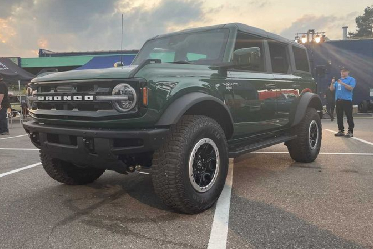 Có thể nói, tình trạng sốt giá, làm giá với mẫu Bronco đang là tình trạng chung tại thị trường Mỹ. Cách đây không lâu, một chiếc Ford Bronco First Edition từng được bán lại với giá 126.500 USD (2,87 tỷ đồng), cao hơn gấp hai lần so với giá bán niêm yết.