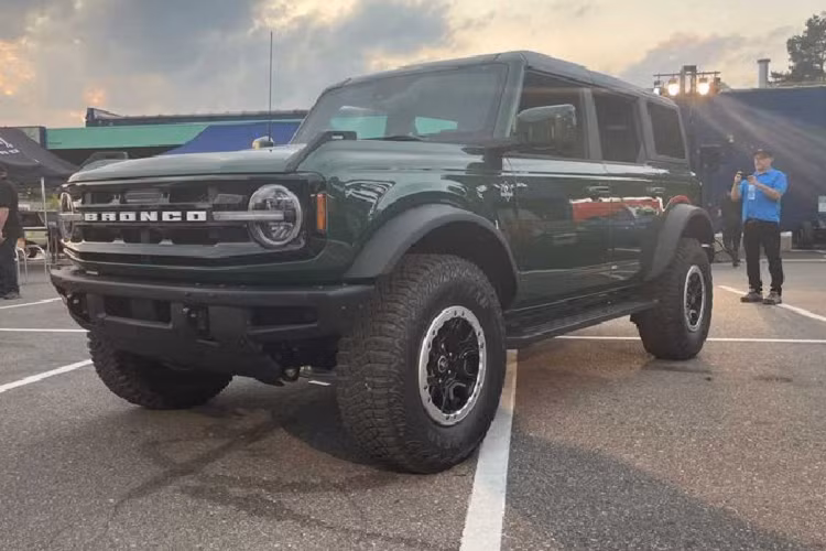 Có thể nói, tình trạng sốt giá, làm giá với mẫu Bronco đang là tình trạng chung tại thị trường Mỹ. Cách đây không lâu, một chiếc Ford Bronco First Edition từng được bán lại với giá 126.500 USD (2,87 tỷ đồng), cao hơn gấp hai lần so với giá bán niêm yết.