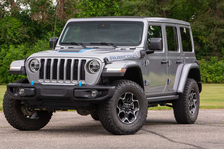 Các phiên bản Jeep Wrangler tại Việt Nam được trang bị động cơ xăng tăng áp I4 2.0L, công suất tối đa 270 mã lực ở 5.250 vòng/phút và mô-men xoắn cực đại đạt 400 Nm tại 3.000 vòng/phút. Xe sử dụng hộp số tự động 8 cấp, kết hợp cùng hệ dẫn động 4x4 có 4 chế độ gài cầu và khóa vi sai trước/sau.