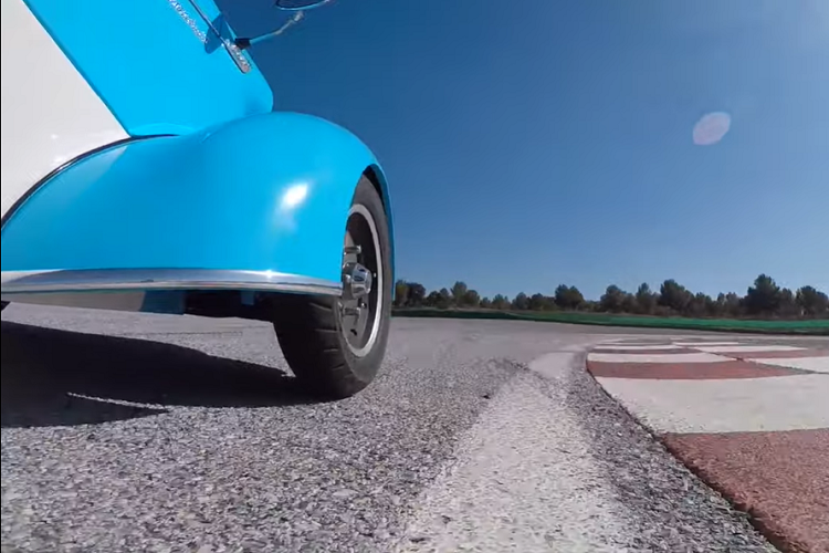 Mặc dù có trang bị hiện đại, mẫu KR mới lại có trọng lượng nhẹ hơn nguyên bản ra đời cách đây gần 60 năm, và bản xe điện cũng thế. Dựa theo trang New Atlas, bản KR-202 có trọng lượng 220 kg.