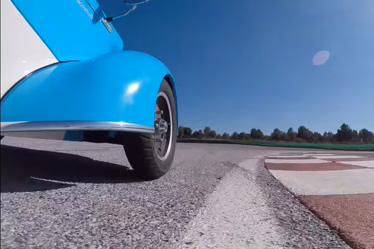 Mặc dù có trang bị hiện đại, mẫu KR mới lại có trọng lượng nhẹ hơn nguyên bản ra đời cách đây gần 60 năm, và bản xe điện cũng thế. Dựa theo trang New Atlas, bản KR-202 có trọng lượng 220 kg.