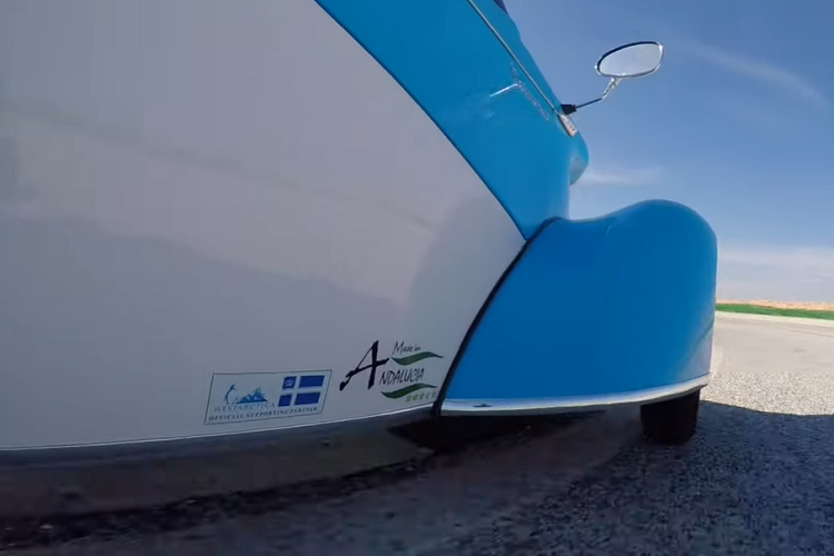 Phiên bản E5000 chỉ nặng khoảng 195 kg đối với bản 1 cụm pin, cung cấp cự li di chuyển 80 km. Ngoài ra, xe cũng trở nên nặng hơn một chút với phần nóc tùy chọn. Messerschmitt-Werke hiện đang tiếp nhận đơn đặt hàng cho cả hai bản xe KR mới.