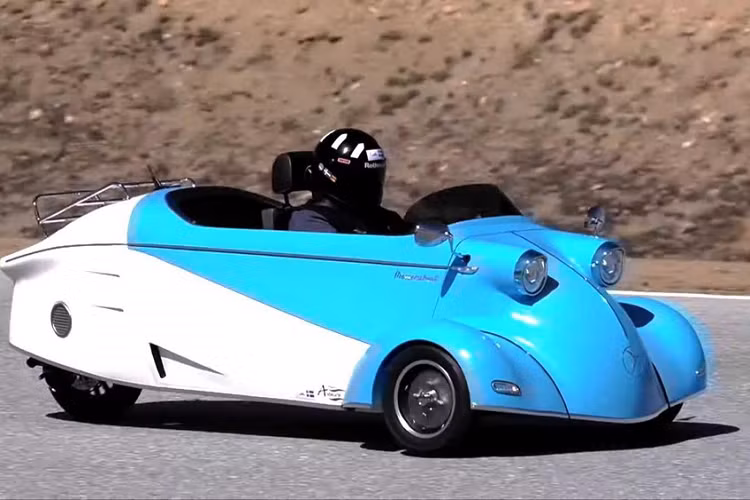 Ngày nay không có mấy người biết đến cái tên Messerschmitt, và những người biết thì chắc đều liên tưởng đến mẫu máy bay chiến đấu Bf 109 khét tiếng của Đức trong Thế Chiến II. Sau chiến tranh, Messerschmitt không được phép chế tạo máy bay nữa, vậy nên công ty đã chuyển sang sản xuất những thứ khác, bao gồm một mẫu xe 3 bánh KR, 2 chỗ ngồi trước sau với phần nóc mở.