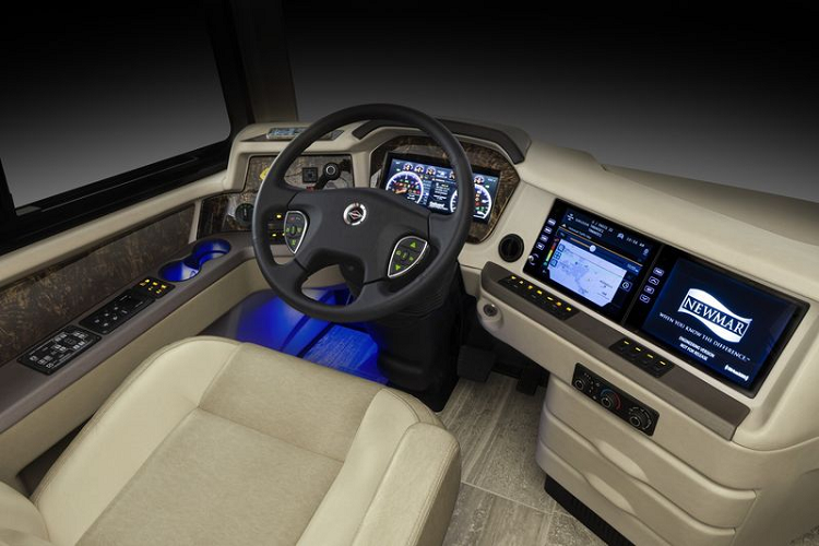 Xe có hệ thống định vị với màn hình 10 inch, tích hợp hệ thống camera 360 độ giúp người lái đi đúng hướng và đúng giờ.
