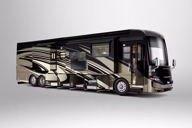 Newmar Mountain Aire sở hữu vẻ ngoài tuyệt đẹp với lớp sơn Masterpiece Finish độc quyền, nhưng không gian bên trong xe mới là điều ấn tượng nhất của chiếc xe.