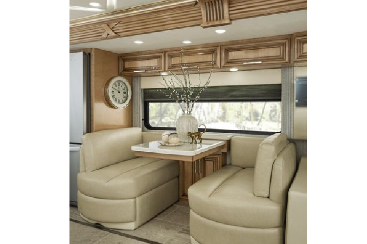 Ở khoang lái, ghế của tài xế và ghế hành khách đều được thiết kế thoải mái và có tính năng sưởi, ghế hành khách thậm chí còn có chỗ để chân và bàn làm việc.