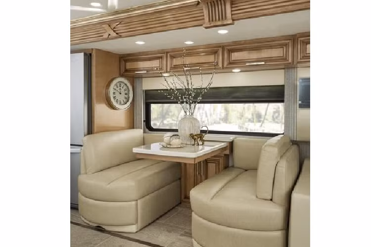 Ở khoang lái, ghế của tài xế và ghế hành khách đều được thiết kế thoải mái và có tính năng sưởi, ghế hành khách thậm chí còn có chỗ để chân và bàn làm việc.